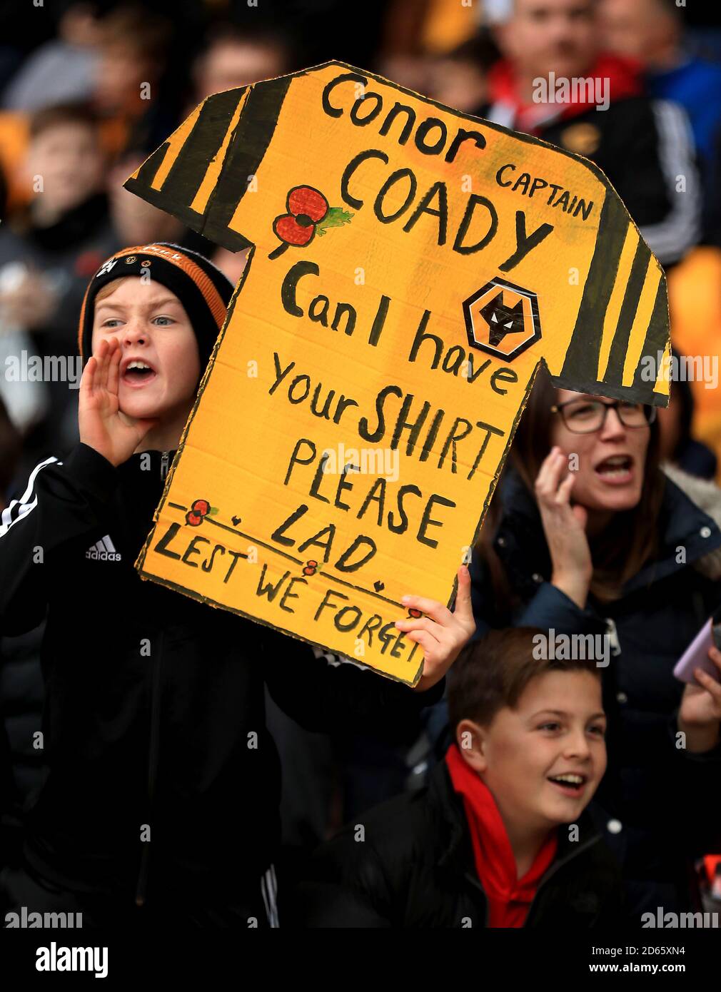 Un fan de Wolverhampton Wanderers tient un panneau pour Conor Coady avant le lancement Banque D'Images