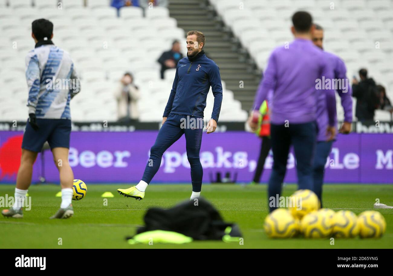 Tottenham Hotspur Harry Kane se réchauffe avant le match Banque D'Images