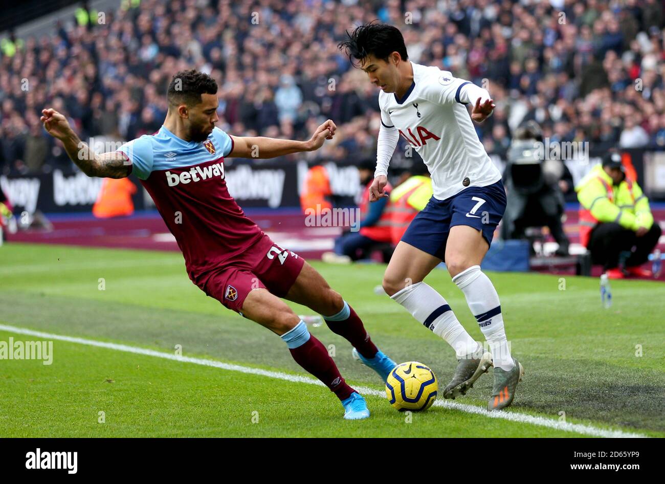 West Ham United's Ryan Fredericks (à gauche) et Tottenham Hotspur's son Heung-min bataille pour le ballon Banque D'Images