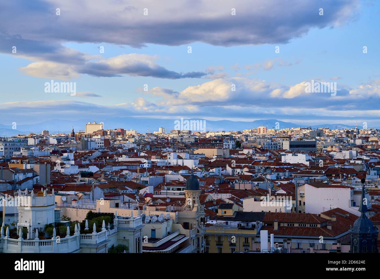 Vue du Circulo de bellas artes sur les toits en direction des montagnes, Madrid, Espagne, septembre 2020 Banque D'Images Vue du Circulo de bellas artes sur les toits en direction des montagnes, Madrid, Espagne, septembre 2020 Banque D'Images
