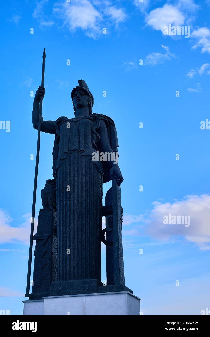 Statue de la Déesse romaine Minerva (par le sculpteur Juan Luis Vassallo) sur le toit du Circulo de Bellas Artes, Madrid, Espagne, septembre 2020 Banque D'Images