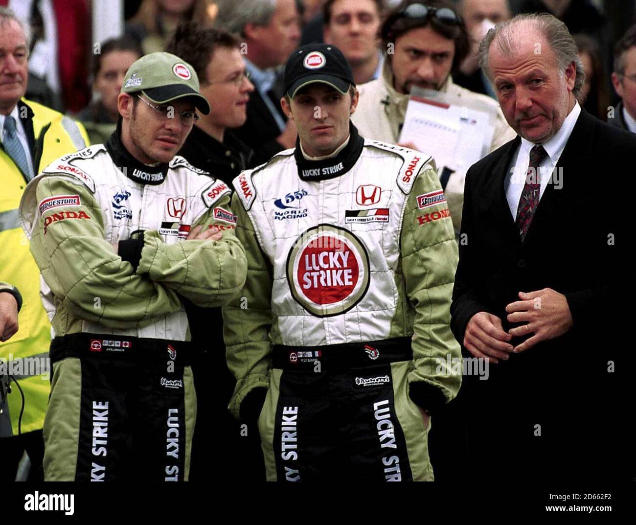 Jacques Villeneuve, pilote de B.A.R., a quitté, avec le nouveau chef d'équipe David Richards au lancement de la nouvelle voiture avec le pilote d'essai Patrick Lemarie, centre Banque D'Images