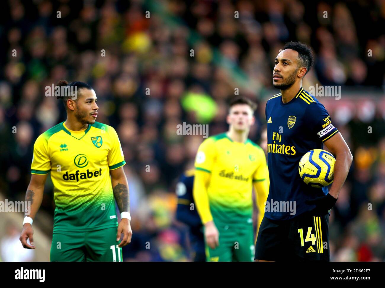 Pierre-Emerick Aubameyang d'Arsenal avant de prendre sa deuxième photo à une pénalité et de marquer le premier but de son côté du jeu Banque D'Images