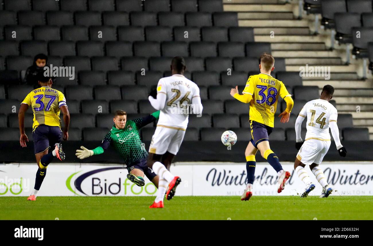 Ben Wilson, de Coventry City, sauve un tir de l'Agard Kieran de Milton Keynes Dons Banque D'Images