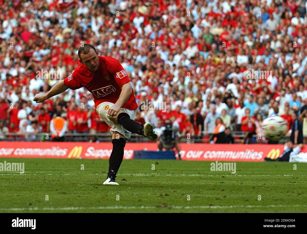 Wayne Rooney, de Manchester United, remporte la pénalité lors du tirez Banque D'Images
