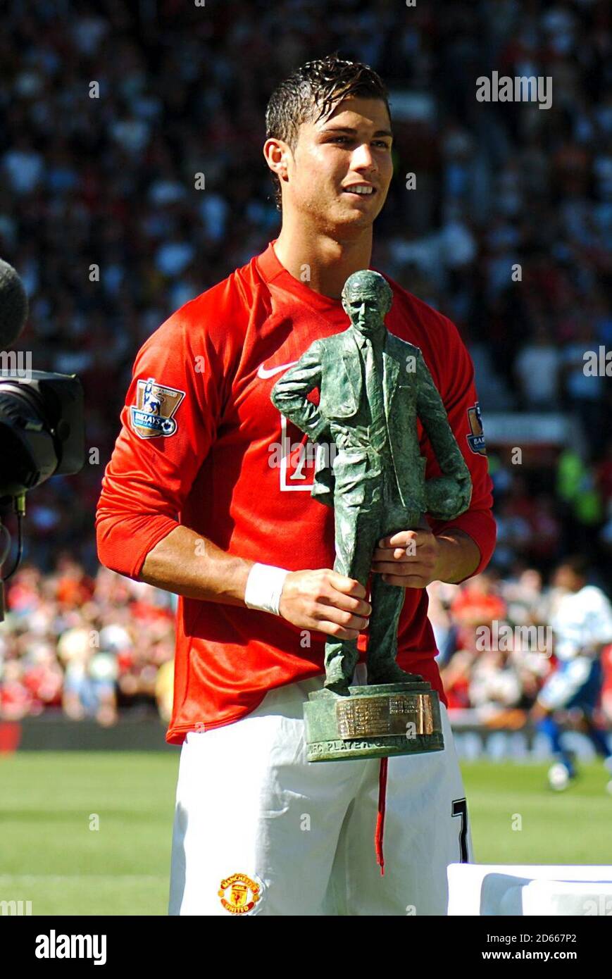 Cristiano Ronaldo de Manchester United tenant le « trophée Matt Busby » avant le lancement Banque D'Images