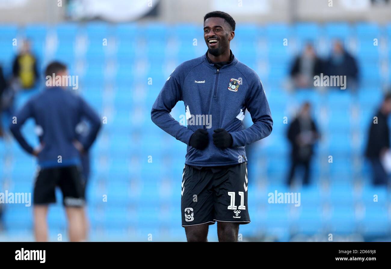 Jordy Hiwula de Coventry City se réchauffe avant le match Banque D'Images