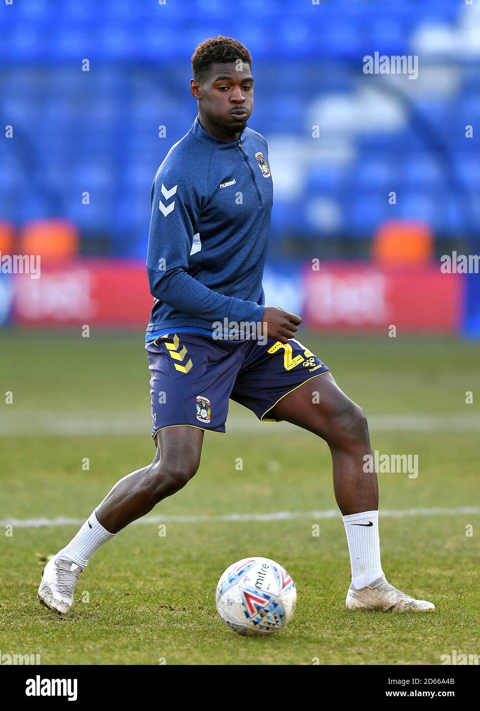 Amadou Bakayoko, de Coventry City, se réchauffe Banque D'Images
