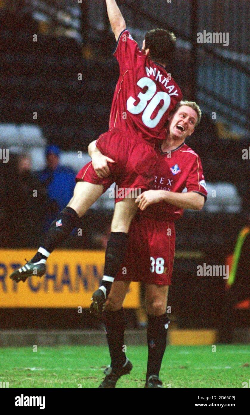 Paul Murray, d'Oldham Athletic, est félicité pour avoir obtenu la deuxième note But par David Reeves contre Notts County Banque D'Images
