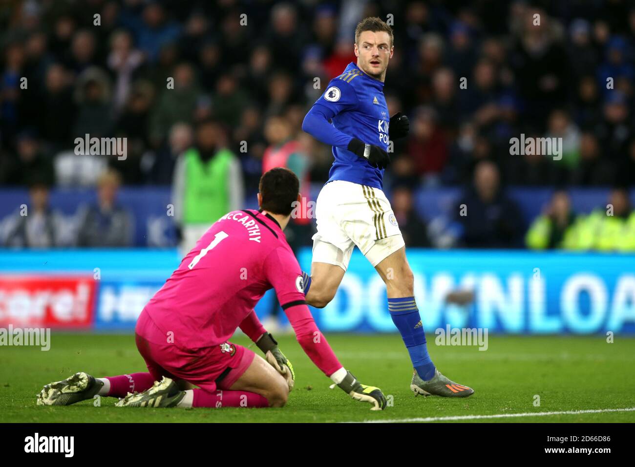 Jamie Vardy de Leicester City regarde l'arbitre après avoir réalisé qu'il est de côté Banque D'Images