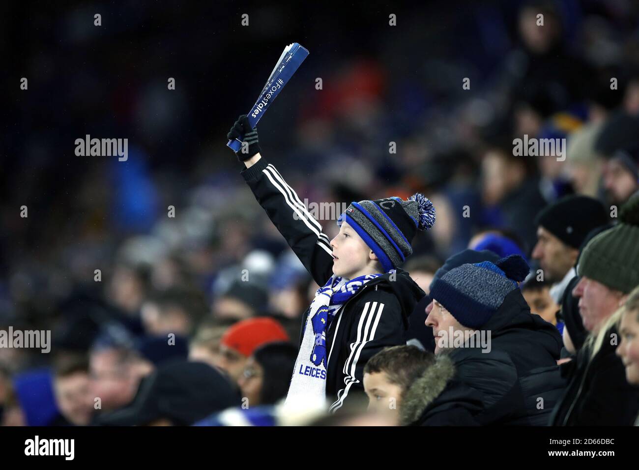 Un fan de Leicester City montre leur soutien dans les tribunes Banque D'Images