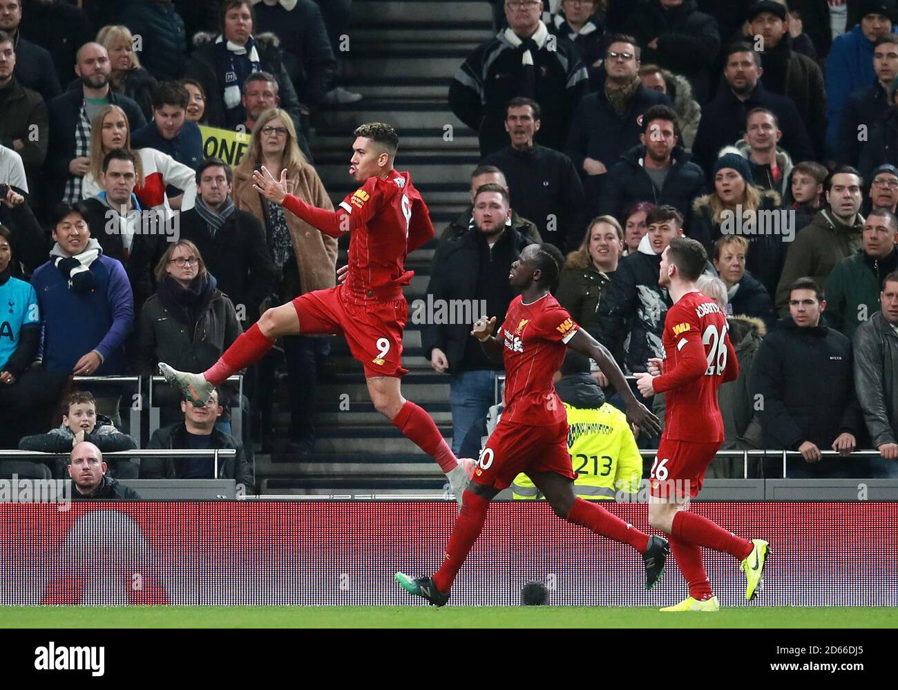 Roberto Firmino (à gauche) de Liverpool célèbre son premier but du jeu avec Sadio Mane et Andrew Robertson (à droite) Banque D'Images