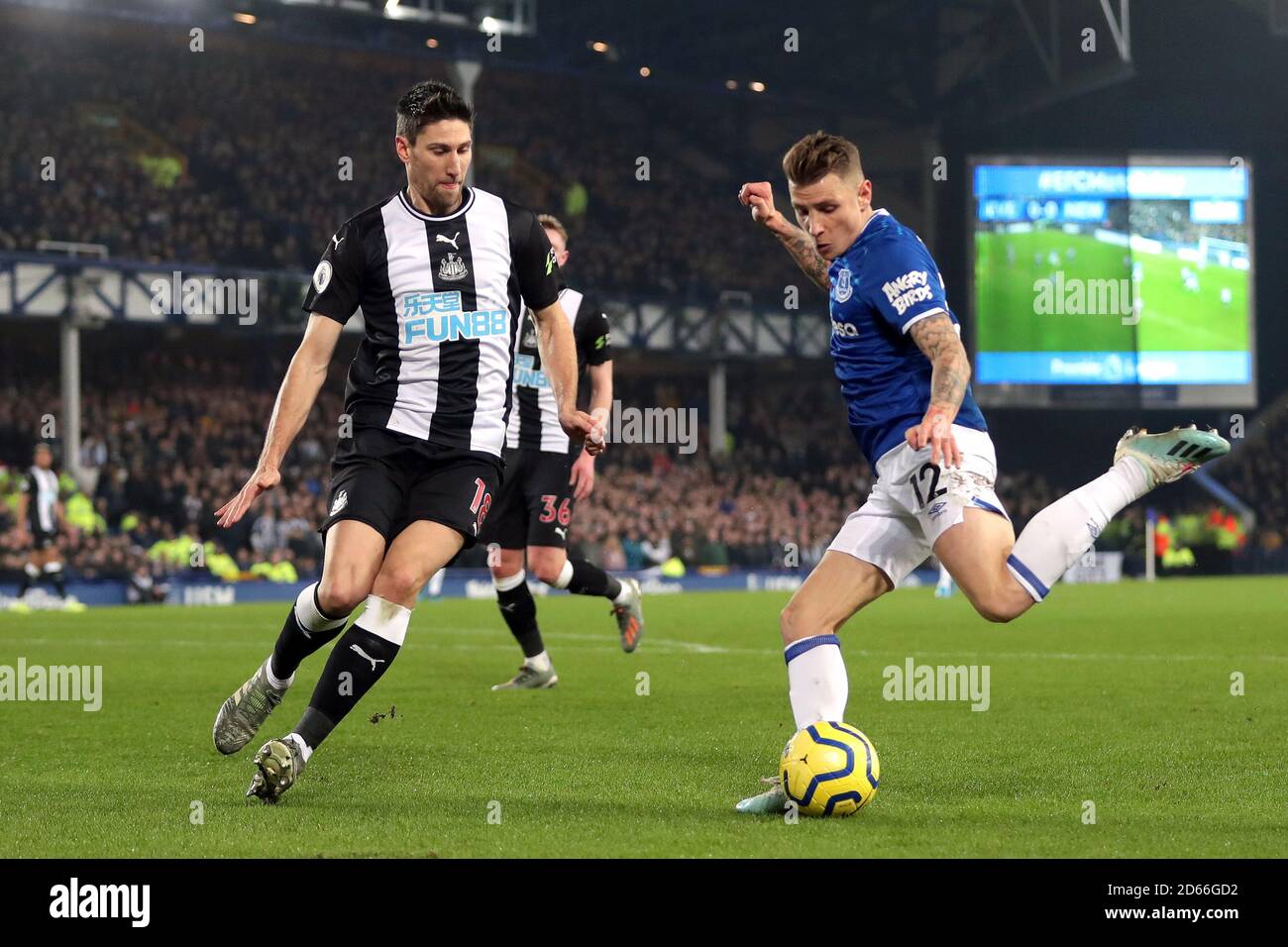 Federico Fernandez (à gauche) de Newcastle United et Lucas digne d'Everton se battent pour le ballon Banque D'Images