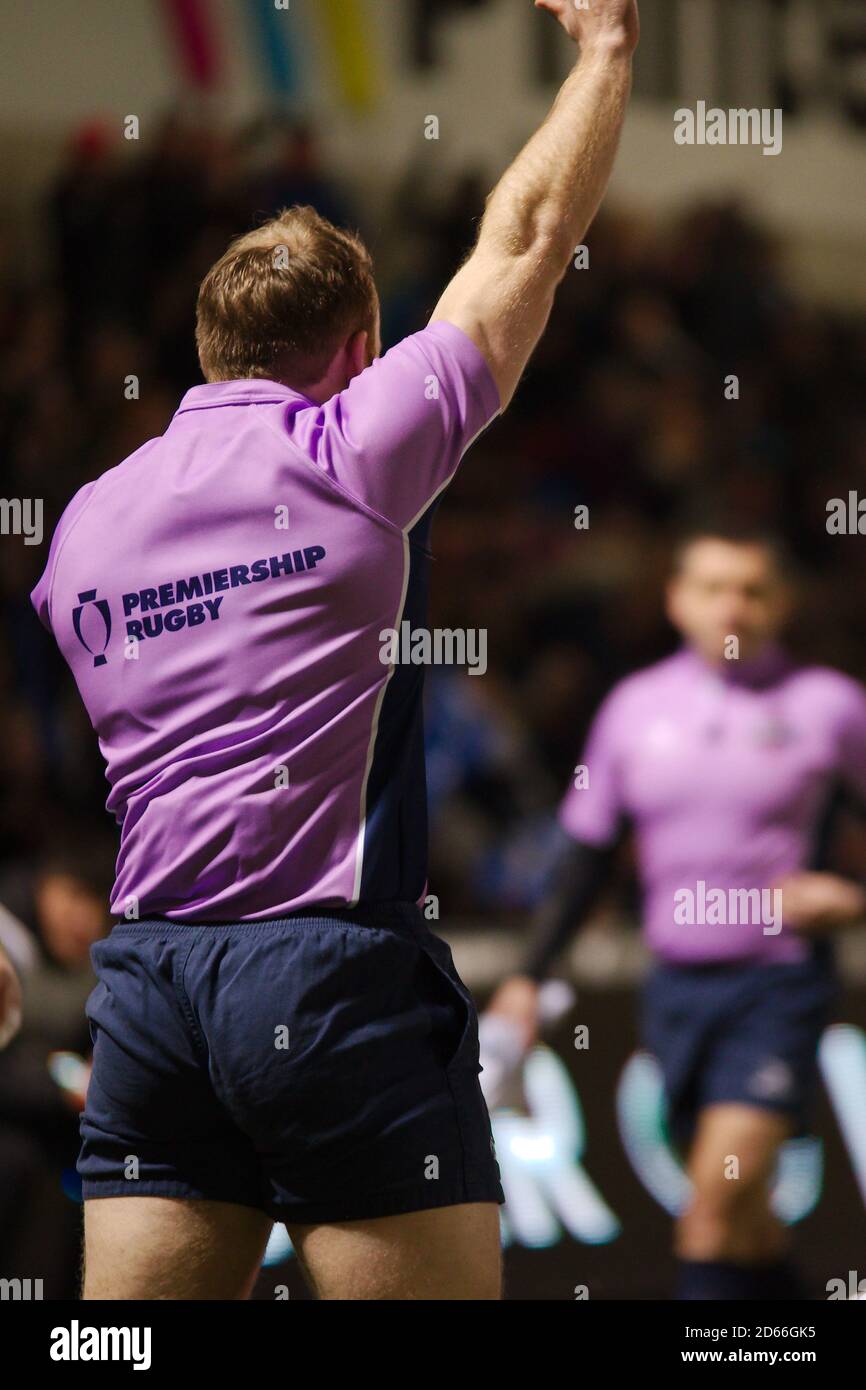 Manchester, Angleterre, le 7 février 2020. Gallagher arbitre de Premiership Hamish Smâles signalant un essai de vente Sharks lors d'un match de demi-finale de la coupe de Premiership Gallagher contre Saracens au STADE A J Bell. Banque D'Images