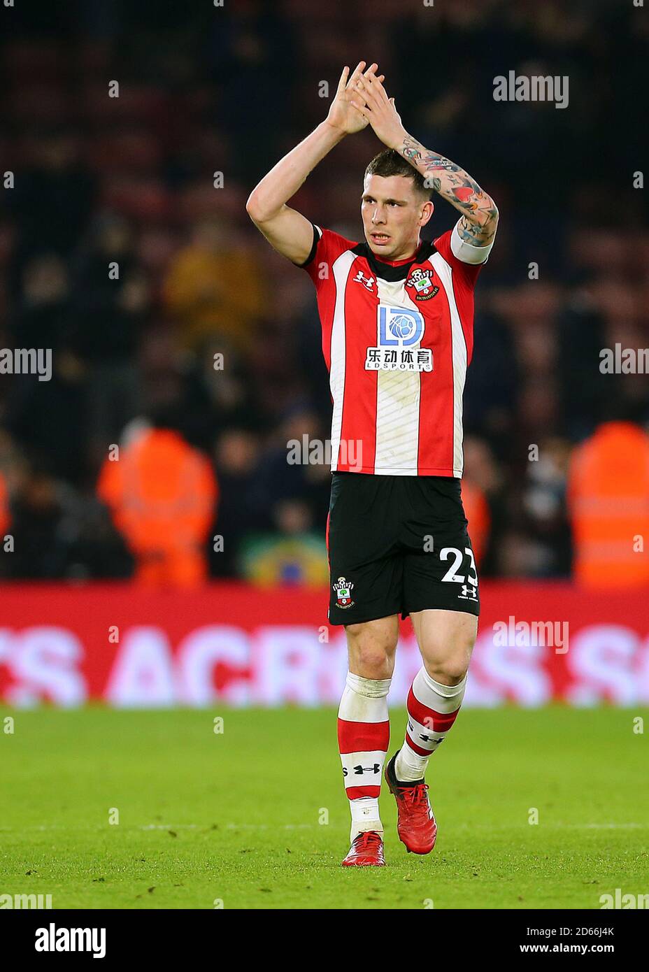 Pierre-Emile Hojbjerg, de Southampton, applaudit les fans à plein temps Banque D'Images