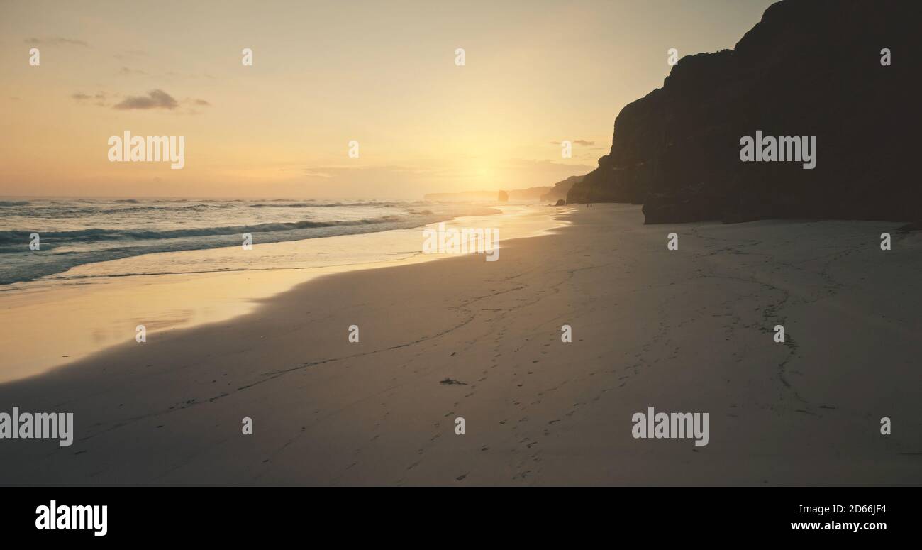 Sable Ocean Coast site touristique: mur de pierre au soleil silhouette vue aérienne. Attraction unique de l'île de Sumba, Indonésie. Été Sunlight Tropic Paradise Resort. Paysage tropical cinématographique Banque D'Images