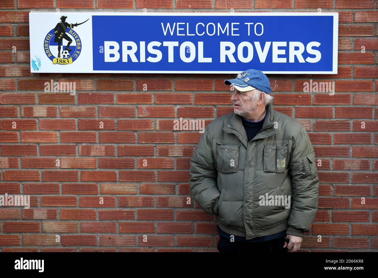 Les fans de Bristol Rovers devant le Memorial Stadium sont à l'avant du match Banque D'Images