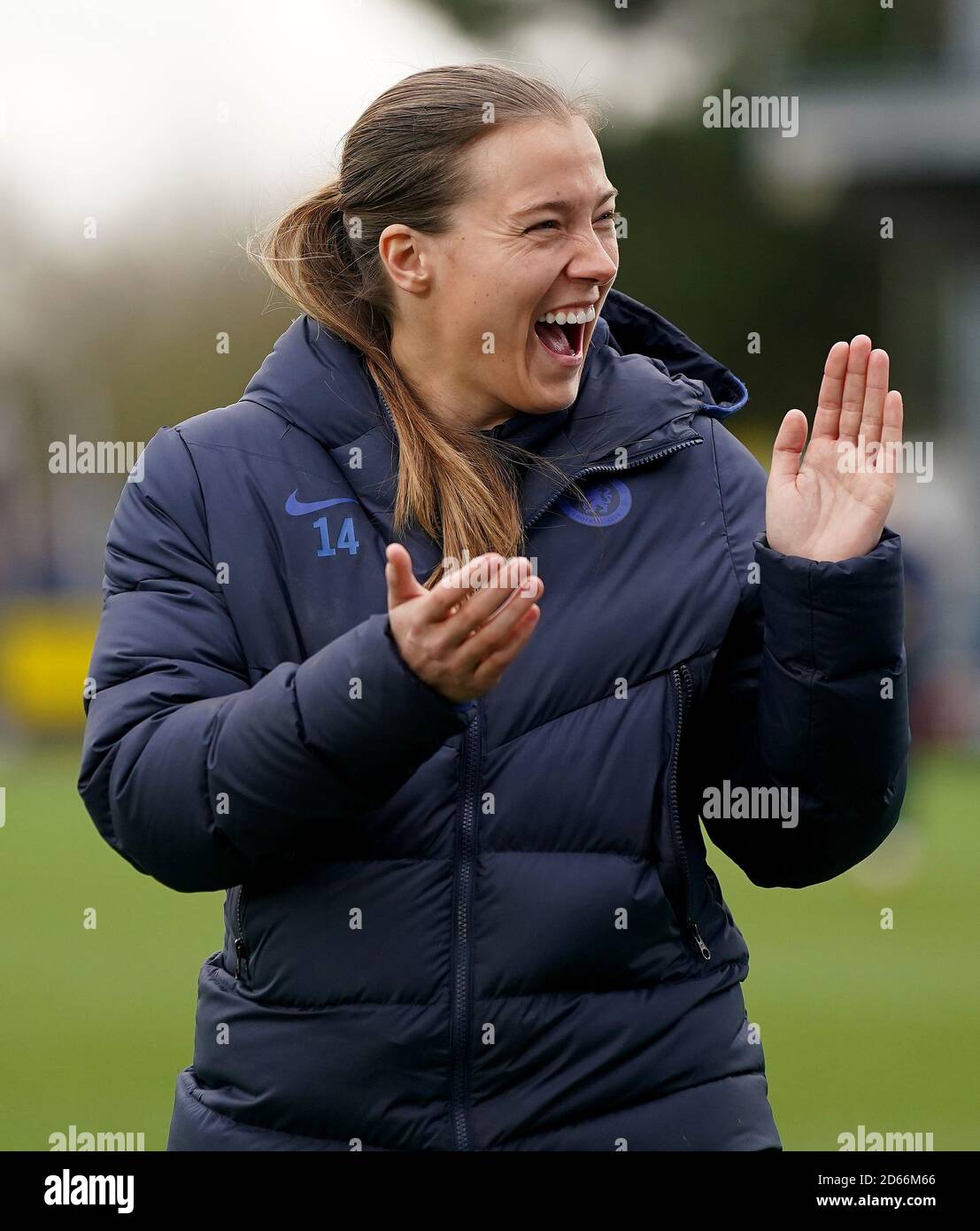 Le Fran Kirby de Chelsea se joint à ses coéquipiers sur le terrain pour observer le réchauffement Banque D'Images