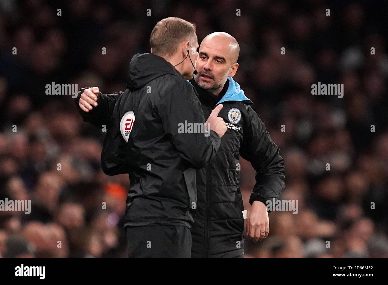 Le responsable de Manchester City, PEP Guardiola (à droite), s'entretient avec le quatrième responsable de l'équipe au cours du match de la Premier League au stade Tottenham Hotspur, à Londres. Banque D'Images