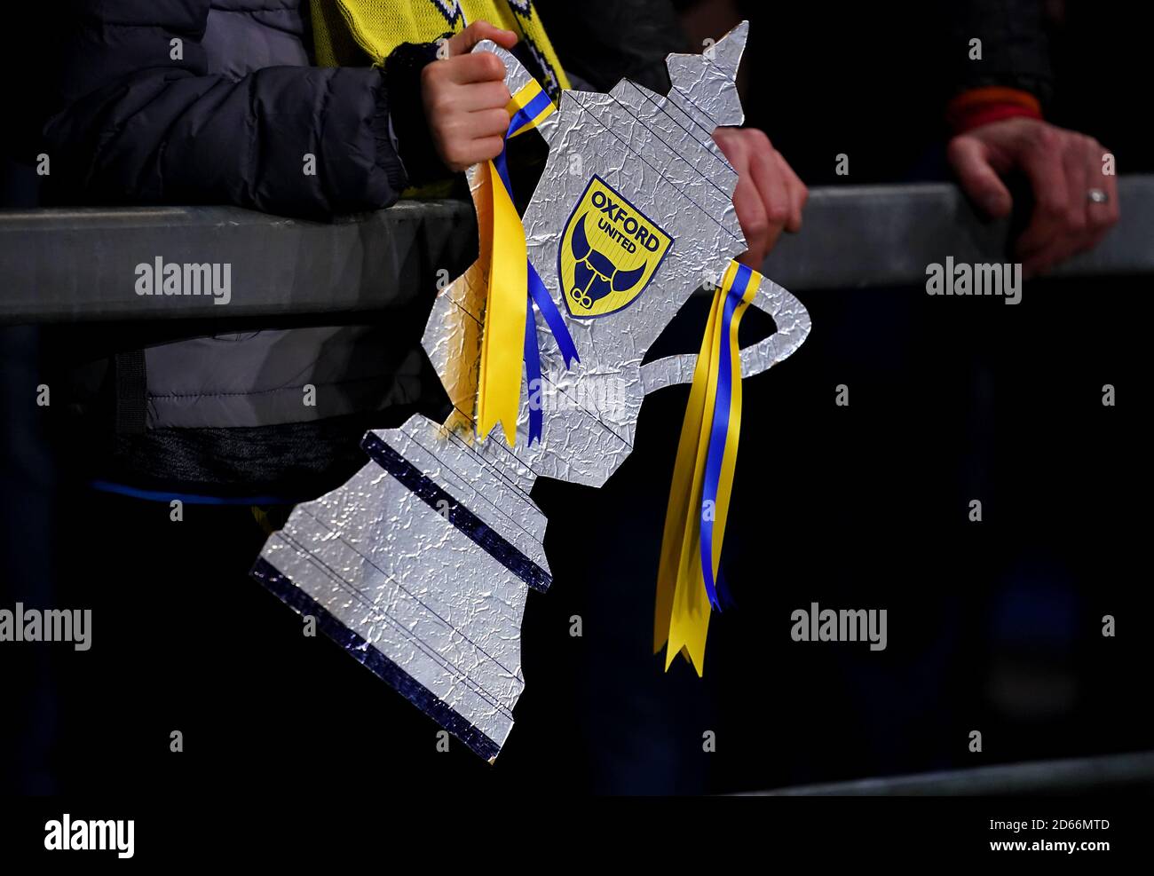 Un carton coupé d'un trophée Oxford United FA Cup Banque D'Images