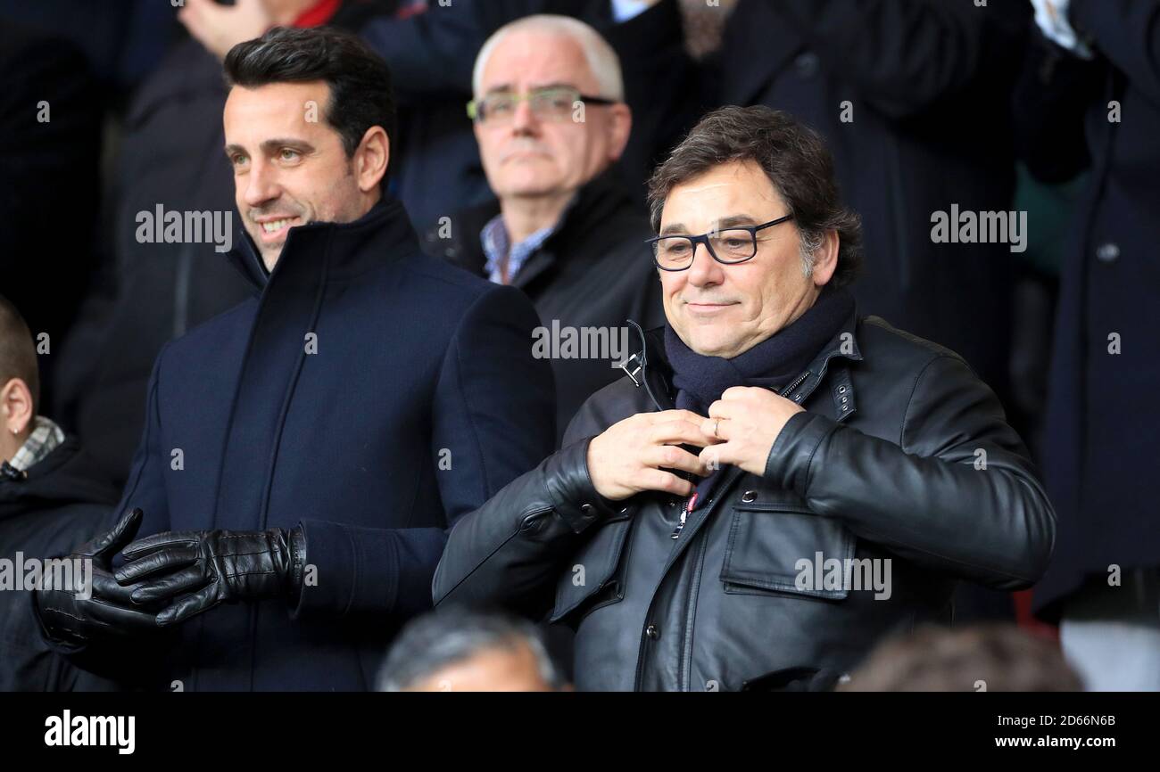 Directeur technique d'Arsenal Edu Gaspar (à gauche) et responsable des opérations de football Raul Sanllehi dans les stands Banque D'Images