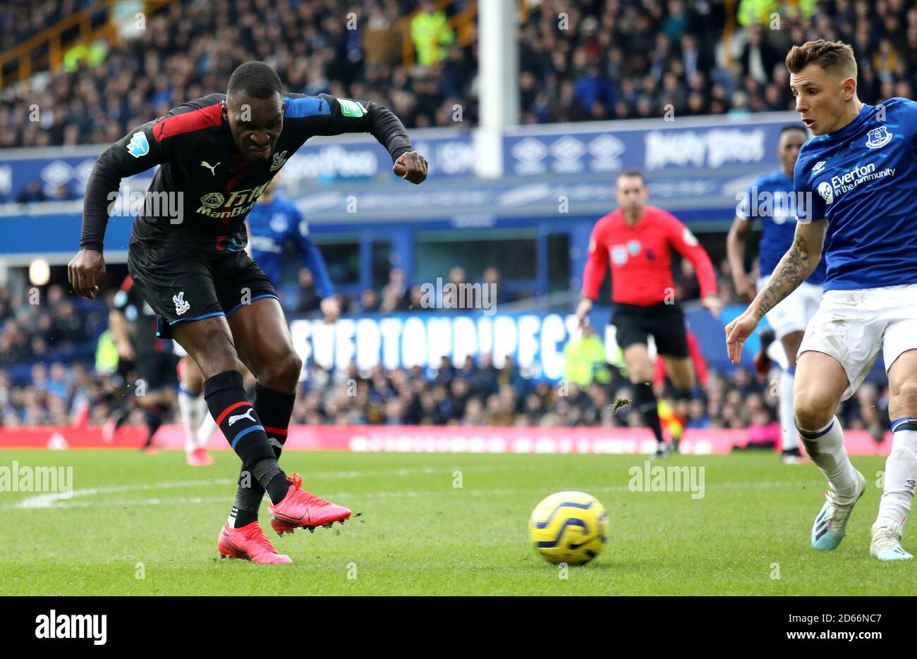 Christian Benteke du Crystal Palace marque le premier but du jeu de son côté Banque D'Images