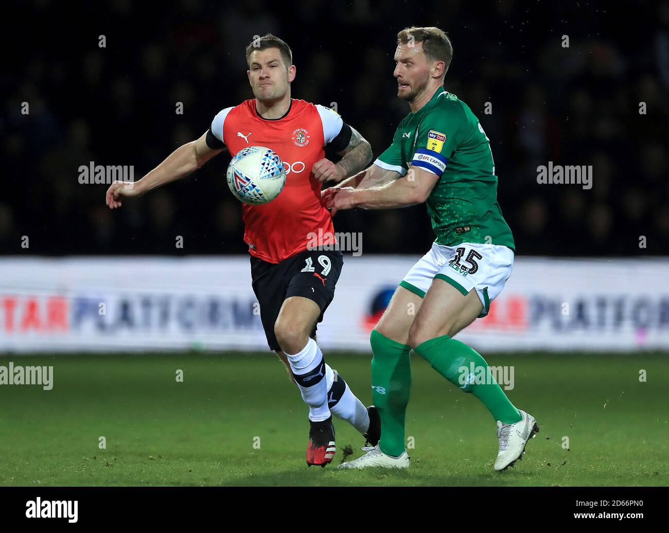 James Collins de Luton Town (à gauche) et Tom Lees de Sheffield Wednesday se battent pour le ballon Banque D'Images