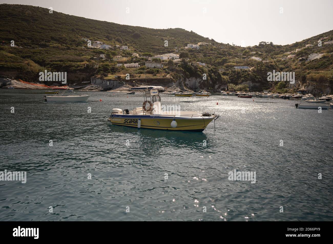 PONZA, ITALIE - 22 septembre 2020 : Ponza, Italie, 22 août 2020, hors-bord de surveillance sans passagers flottant dans la mer Banque D'Images