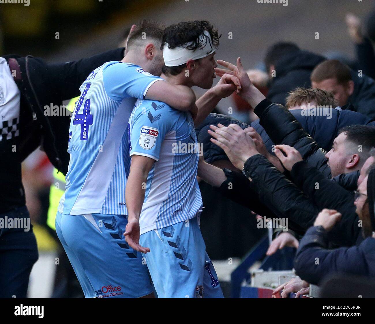 Le Callum O'Hare de Coventry City célèbre son premier but du match avec un équipier Banque D'Images