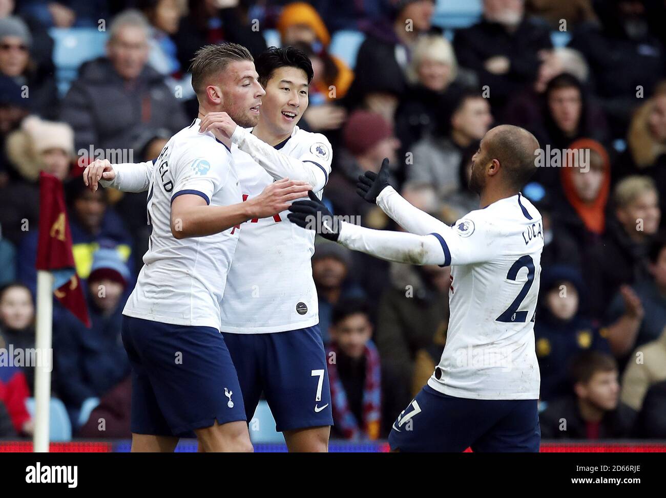 Tottenham Hotspur's Toby Alderweireld (à gauche) célèbre son premier but du jeu Banque D'Images