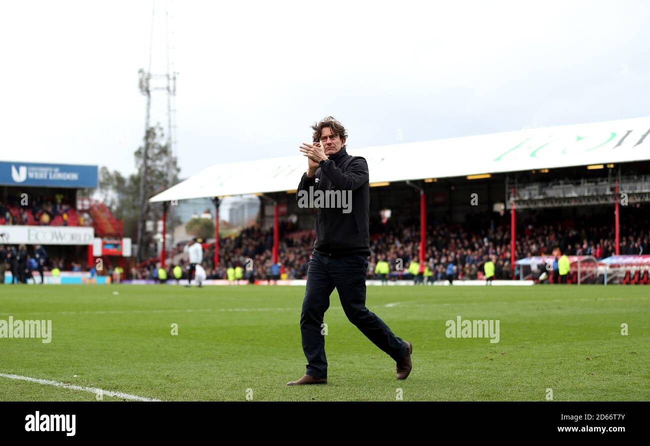 Thomas Frank, directeur de Brentford, applaudit les fans après le match Banque D'Images