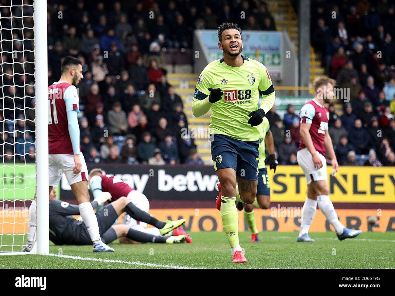 Joshua King d'AFC Bournemouth célèbre avoir marqué le premier but du jeu de son côté, seulement pour qu'il soit exclu par VAR Banque D'Images