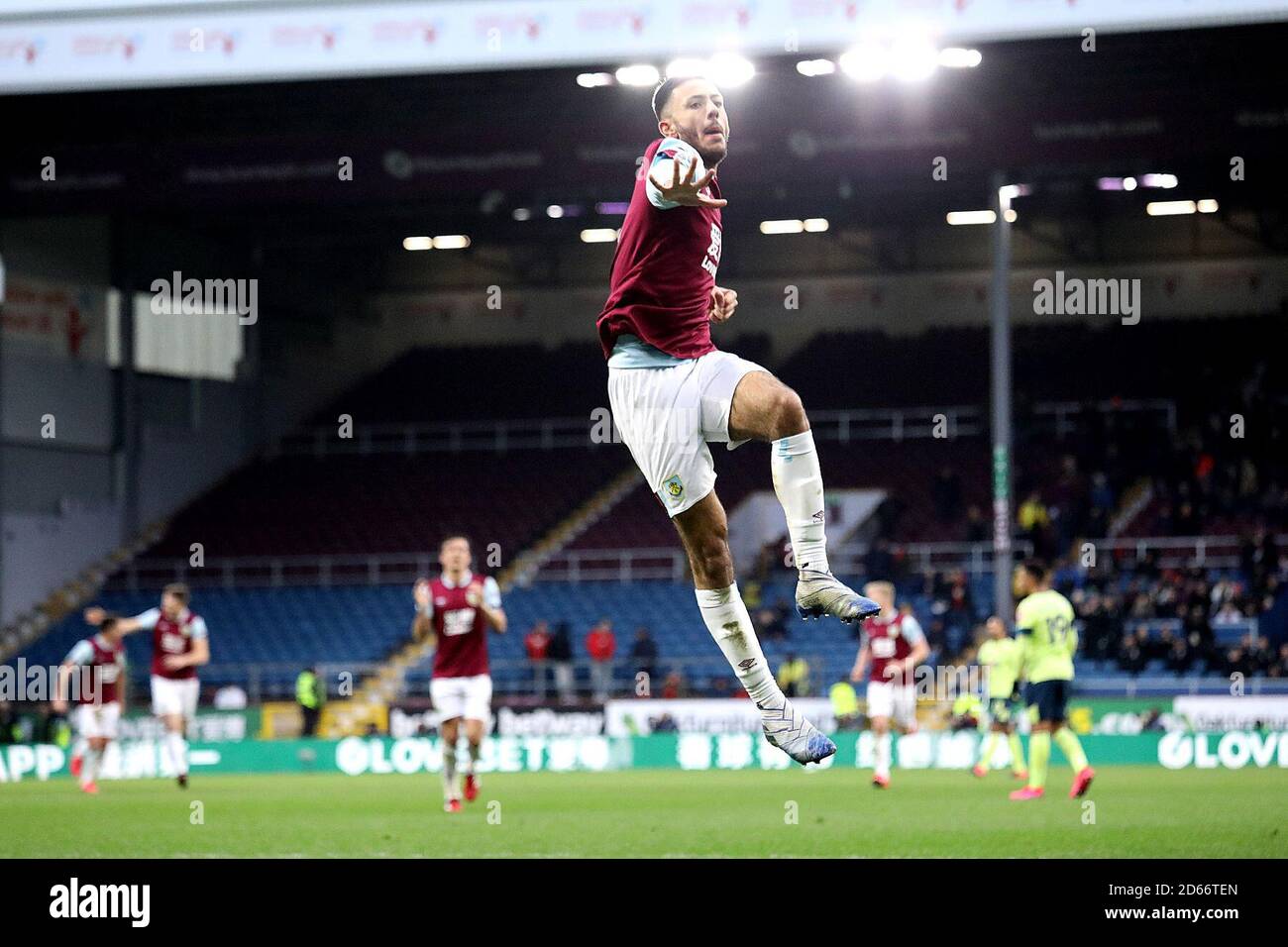 Dwight McNeil (à droite) de Burnley célèbre son troisième but du jeu Banque D'Images