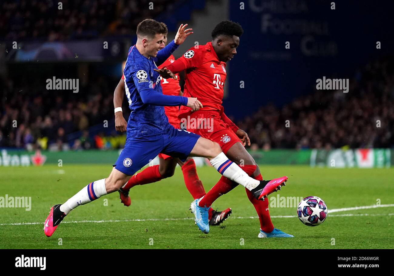 Chelsea's Mason Mount (à gauche) et Bayern Munich Alphonso Davies bataille pour le ballon Banque D'Images