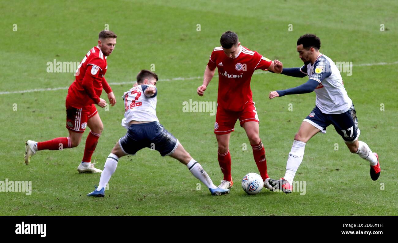 Bolton Wanderers Brandon Fleming (centre-gauche) s'attaque à Accrington Stanley's Callum Johnson (centre-droit) Banque D'Images