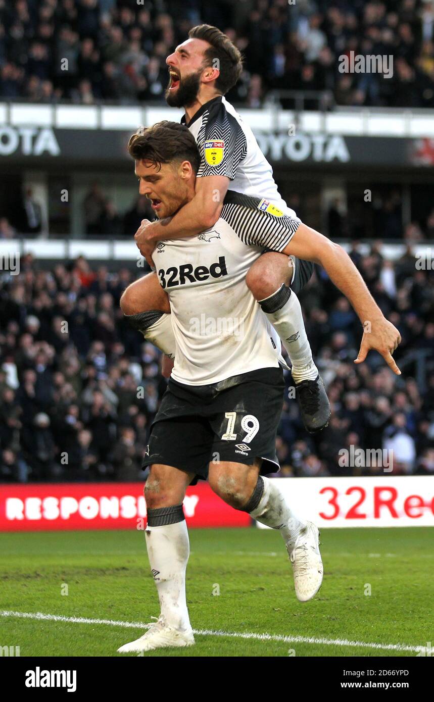 Chris Martin, du comté de Derby, célèbre après avoir marqué son troisième but du match Banque D'Images