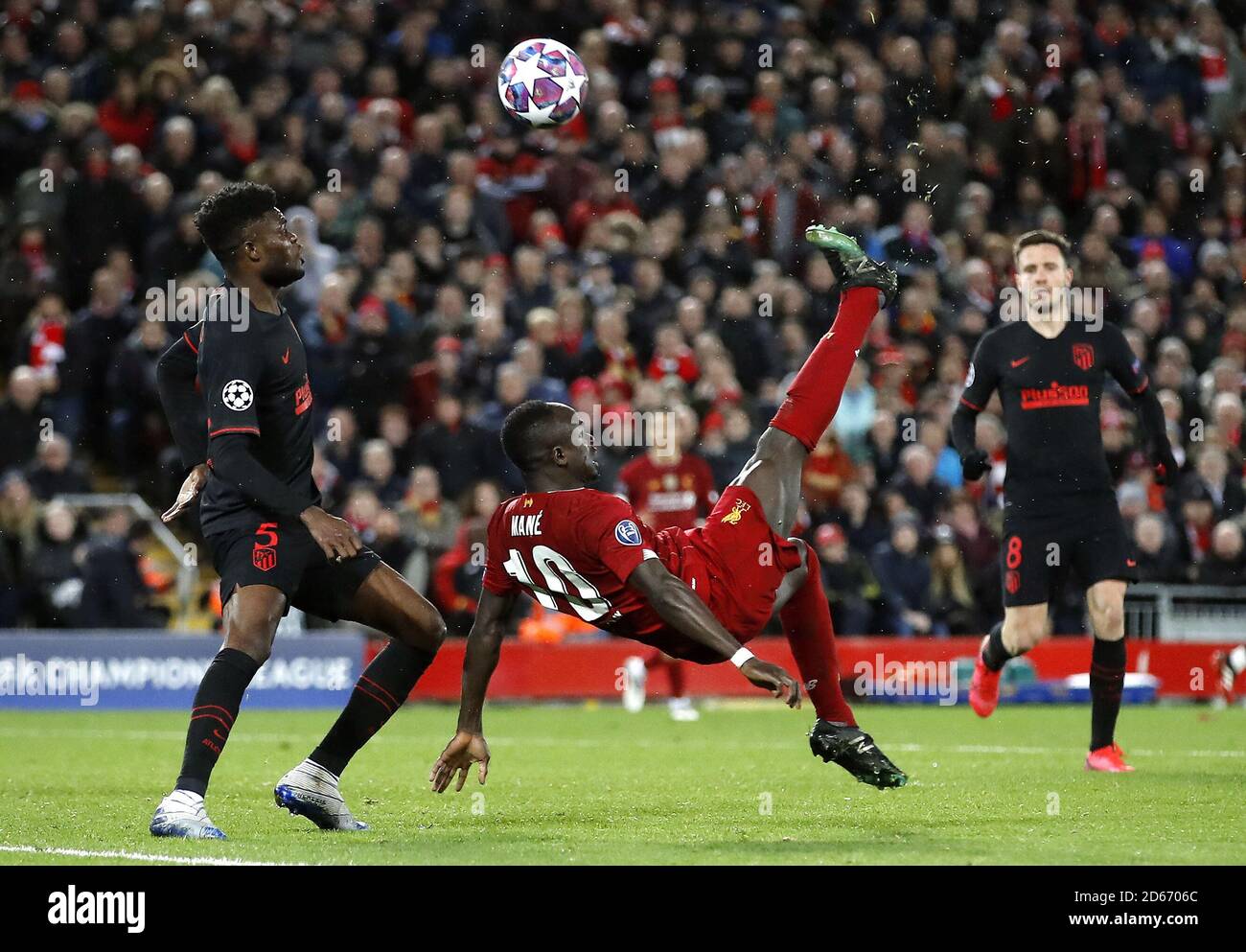 Le Sadio Mane de Liverpool tente un coup de vélo Banque D'Images