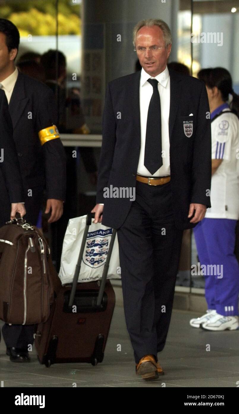 Sven Goran Eriksson, directeur de l'Angleterre, arrive au Japon parmi les Le chaos des fans de football japonais désireux de voir les joueurs Banque D'Images