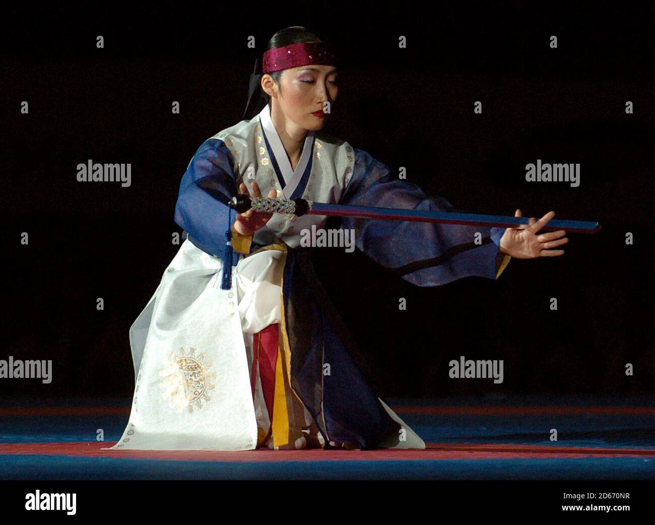 La troupe de danse coréenne d'Ahnmia se présente lors de la qualification olympique mondiale de Taekwondo Bejing 2007 à la MEN Arena de Manchester. Banque D'Images