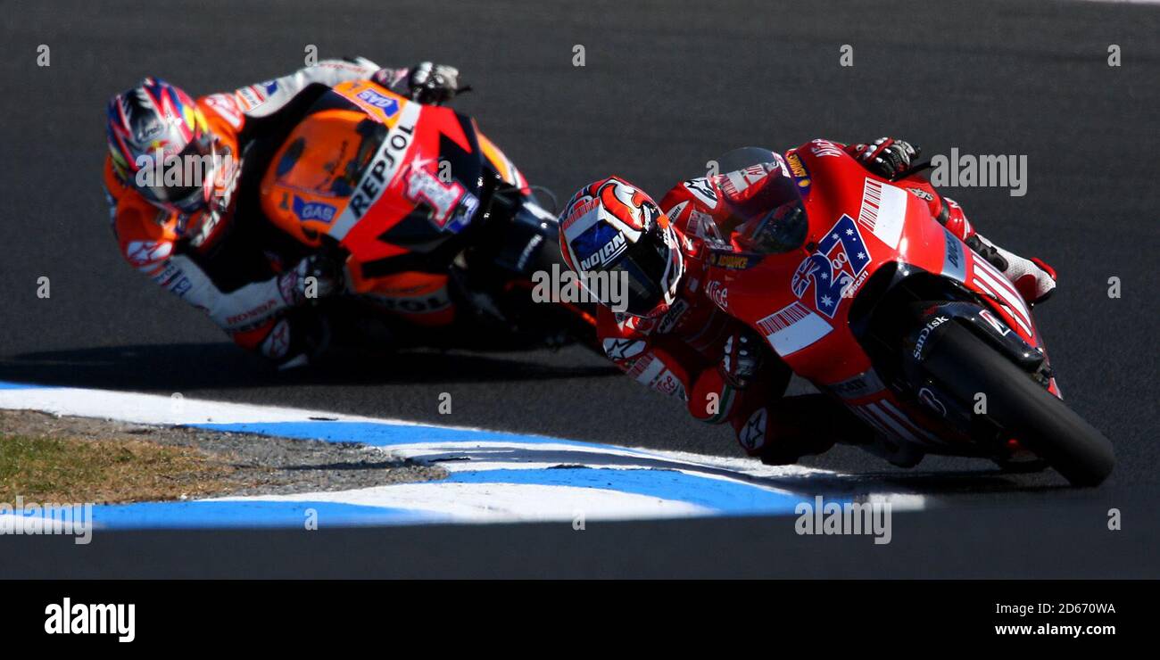 Le Casey Stoner (AUS) de Ducati Marlboro dirige l'Australian moto Grand Prix comme Repsol Honda Nicky Hayden est dans la poursuite étroite Banque D'Images