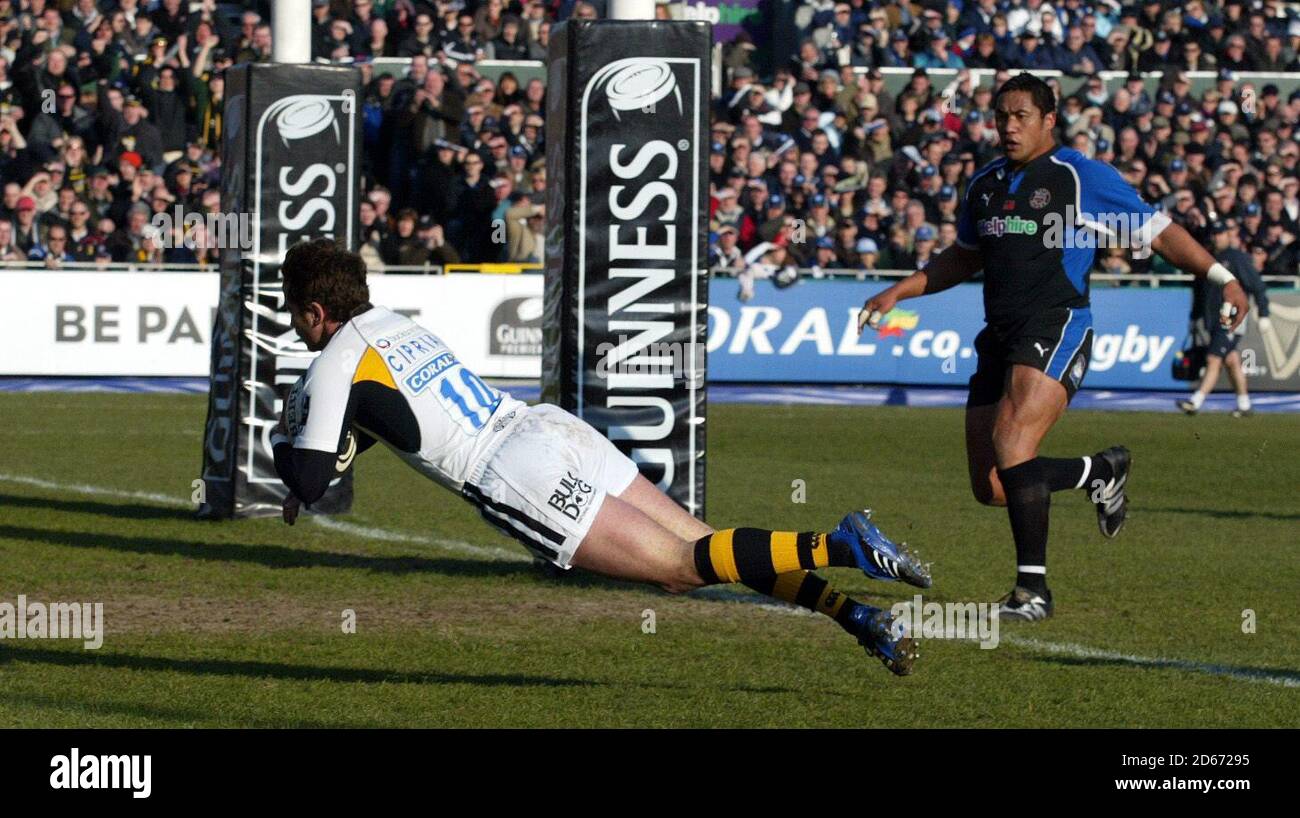 Danny Cipriani marque le premier essai pour les London Wasps contre Bath. Banque D'Images