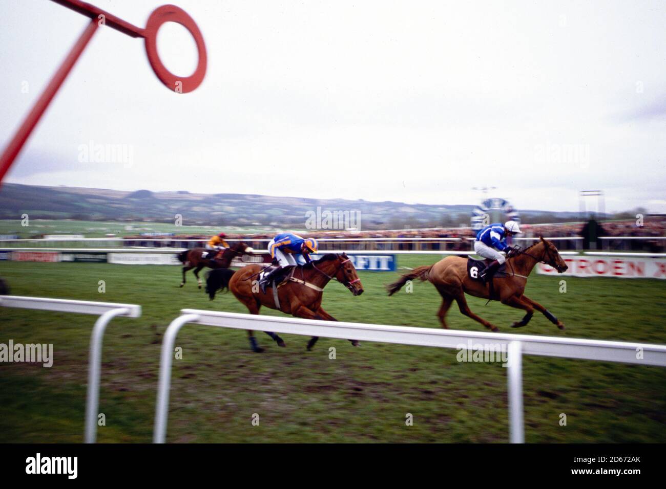 PETER SCUDAMORE, SUR GRANVILLE ENCORE, PASSE DEVANT LE POSTE GAGNANT DANS L'OBSTACLE DU CHAMPION AUX COURSES DE CHELTENHAM Banque D'Images