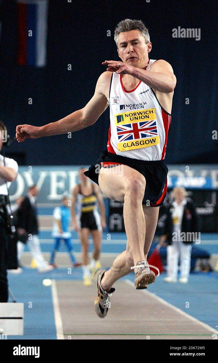 Jonathan Edwards, en Grande-Bretagne, en route vers la 2e place Dans le triple saut Banque D'Images