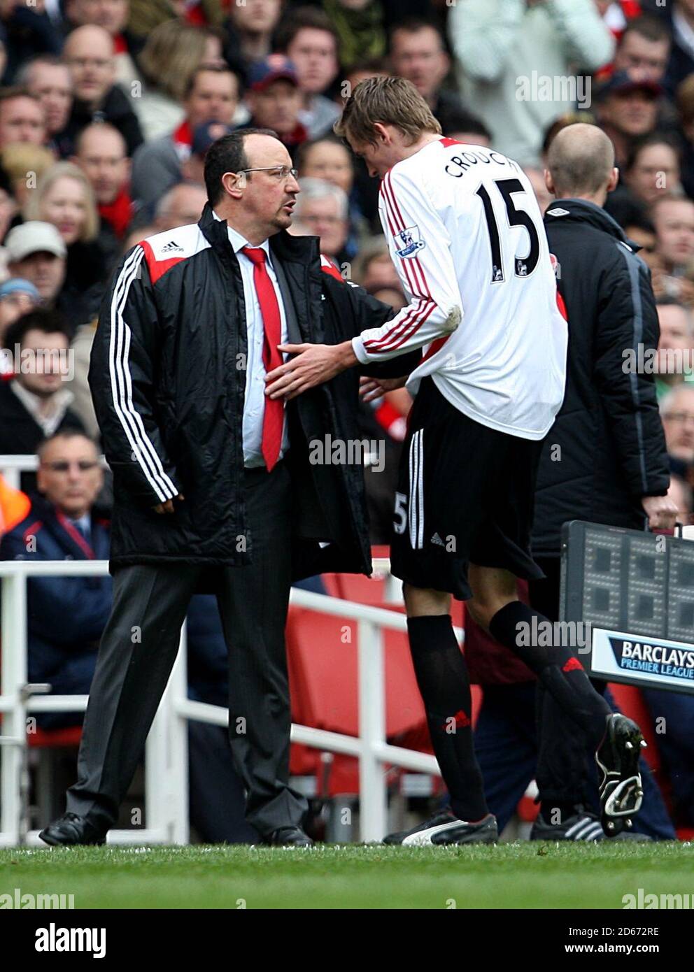 Peter Crouch de Liverpool avec le directeur Rafael Benitez Banque D'Images Peter Crouch de Liverpool avec le directeur Rafael Benitez Banque D'Images