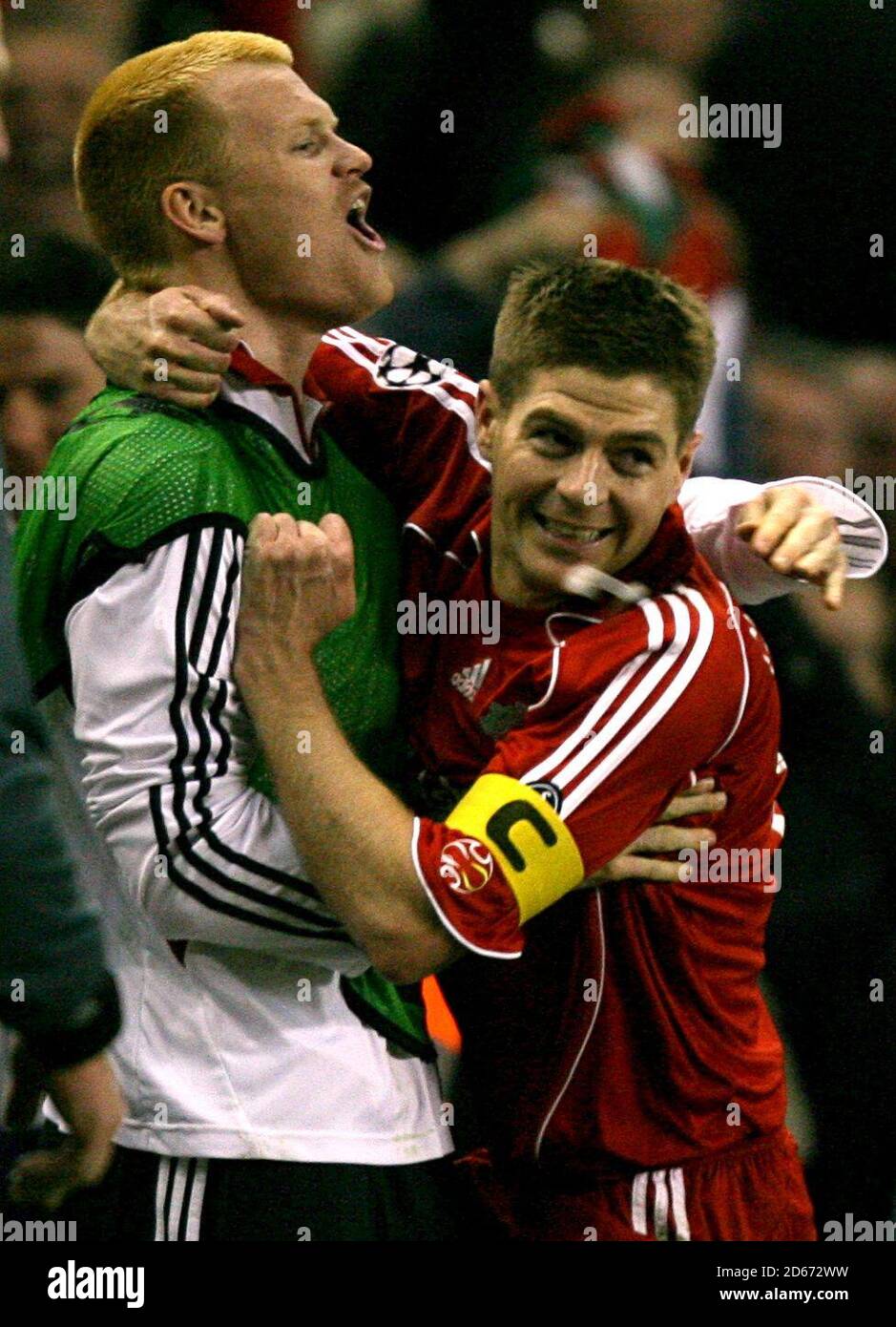 Steven Gerrard, de Liverpool, célèbre le cinquième but du match Avec le coéquipier John Arne Riise Banque D'Images