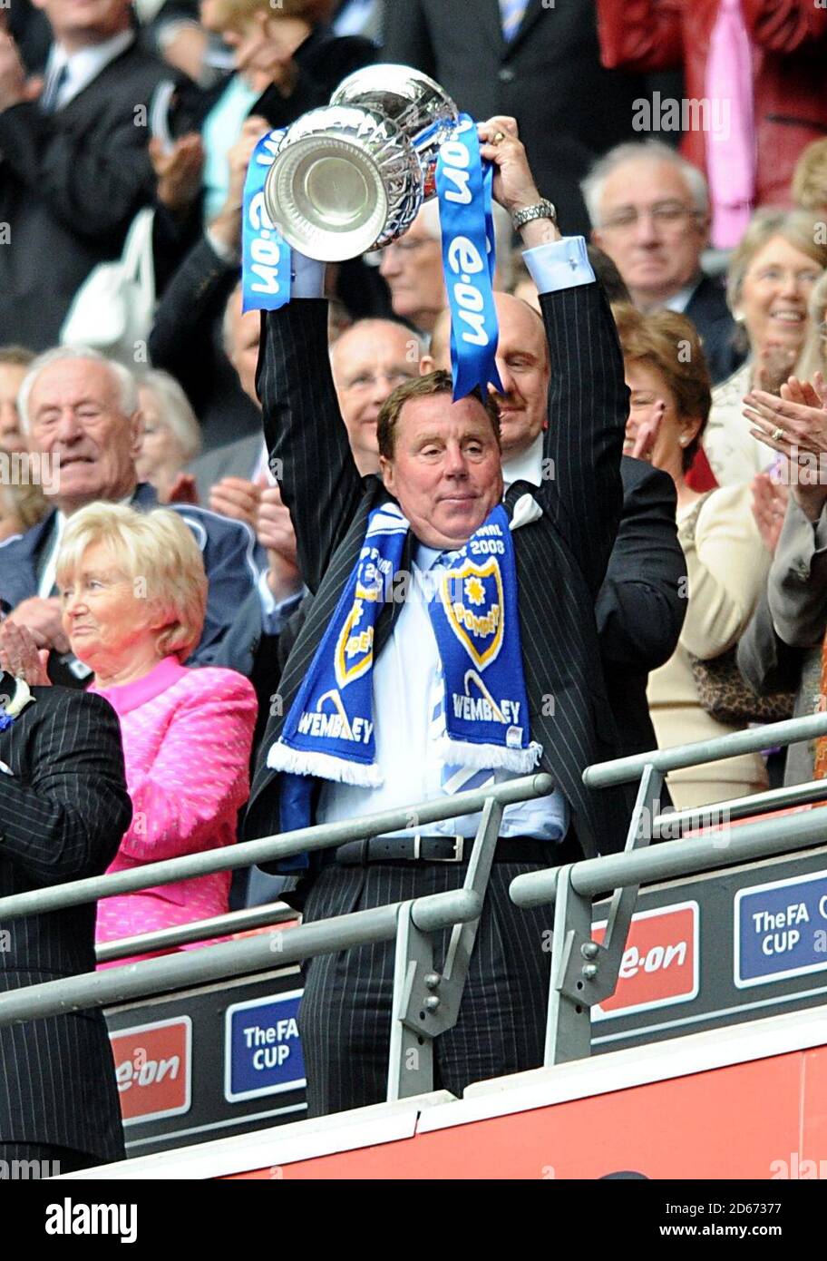 Harry Redknapp, directeur de Portsmouth, lève la FA Cup à Wembley Banque D'Images