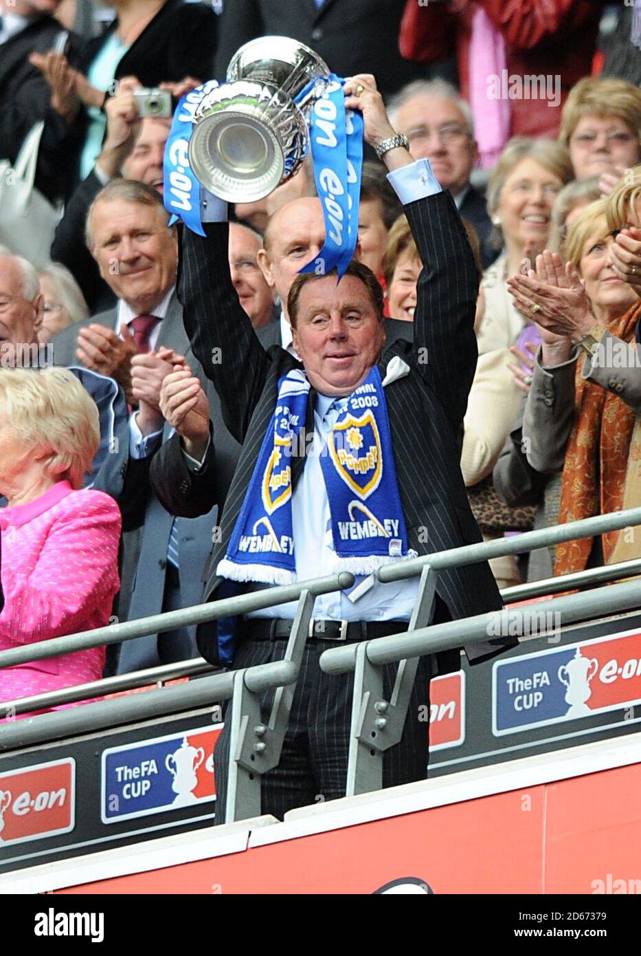 Harry Redknapp, directeur de Portsmouth, lève la FA Cup à Wembley Banque D'Images