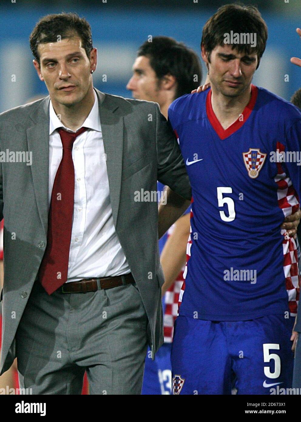 Croatie l'entraîneur Slaven Bilic (l) console un Tearful Vedran Corluka après le sifflet final Banque D'Images