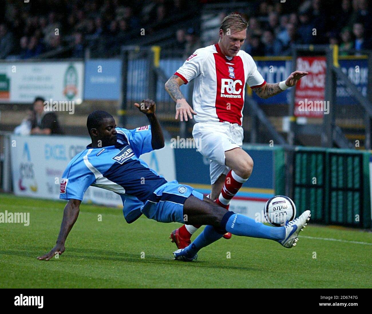 Garry O'Connor de Birmingham City et Wycombe Wandererss' Wera Antwi (à gauche de la bataille pour le ballon. Banque D'Images