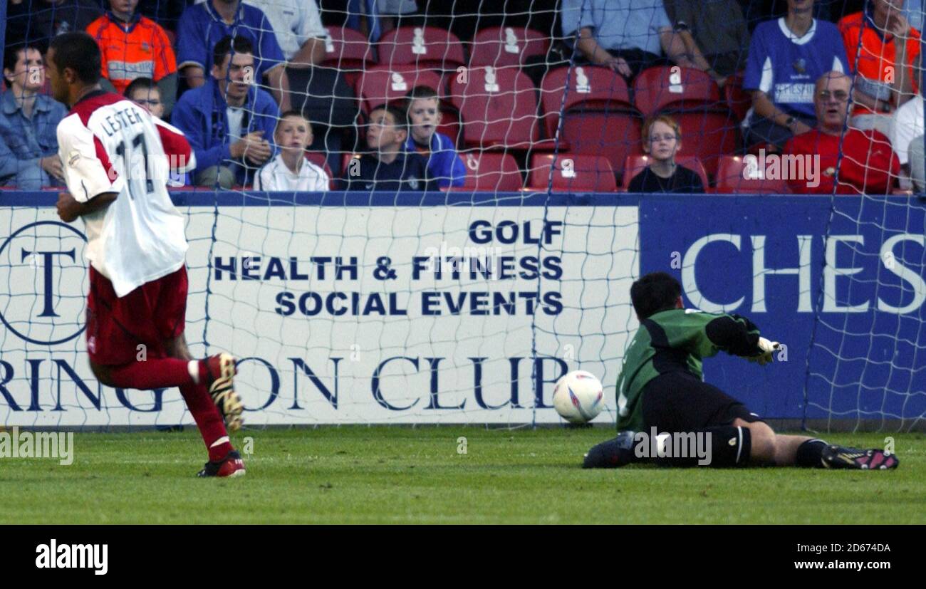 Jack Lester de Sheffield United passe le ballon devant le gardien de but de Macclesfield Glyn Myhill pour marquer l'objectif d'ouverture Banque D'Images
